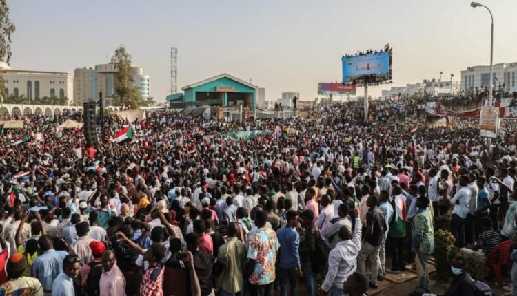 إستمرار الإعتصام ووقف التفاوض.. قوى التغيير تُصّعد حملتها ضد المجلس العسكري بالسودان