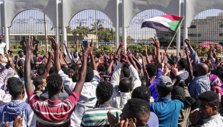 المجلس العسكري السوداني يكشف تفاصيل الحكومة ومصير "الوطني" ويرد على اتهامات الانقلاب