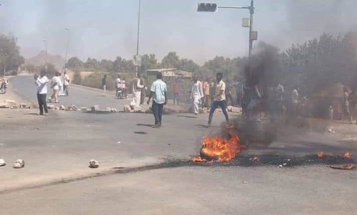 الشرطة تفرق آلاف المحتجين بكسلا طالبوا بإطلاق سراح قيادي بالشرق حكم عليه بالسجن لمخالفته قانون الهجرة