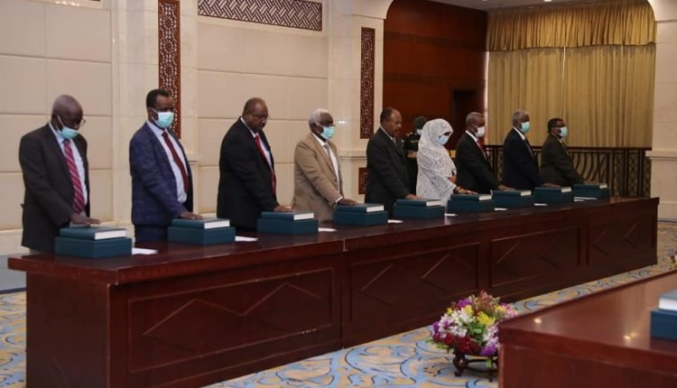 السودان : بالاسماء..18 واليًا مدنيًا يؤدون القسم وهذه تعهداتهم