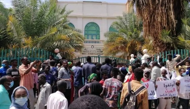تجمع المهنيين السودانيين يصفع حمدوك بعد عدم استقباله الثوار ممن اتو به للسلطة ويكشف عن خيارات التصعيد المفتوح