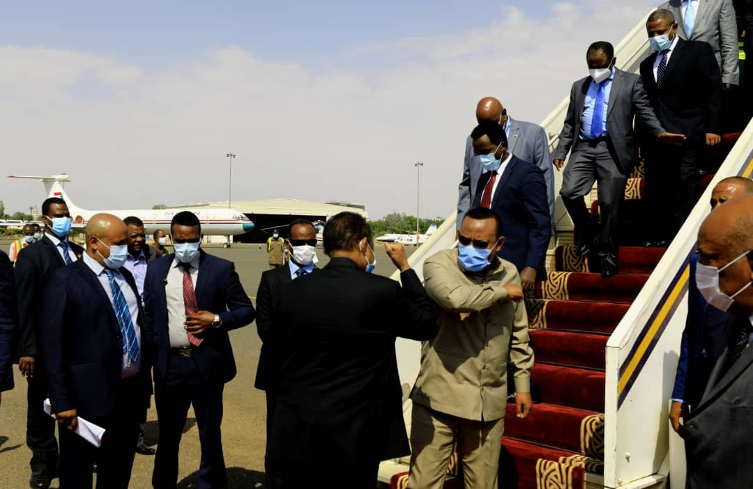 بالصور .. رئيس وزراء اثيوبيا ابي احمد يصل السودان وحمدوك في استقباله بمطار الخرطوم