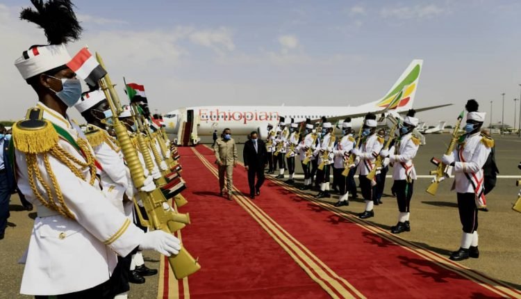 بالصور .. رئيس وزراء اثيوبيا ابي احمد يصل السودان وحمدوك في استقباله بمطار الخرطوم