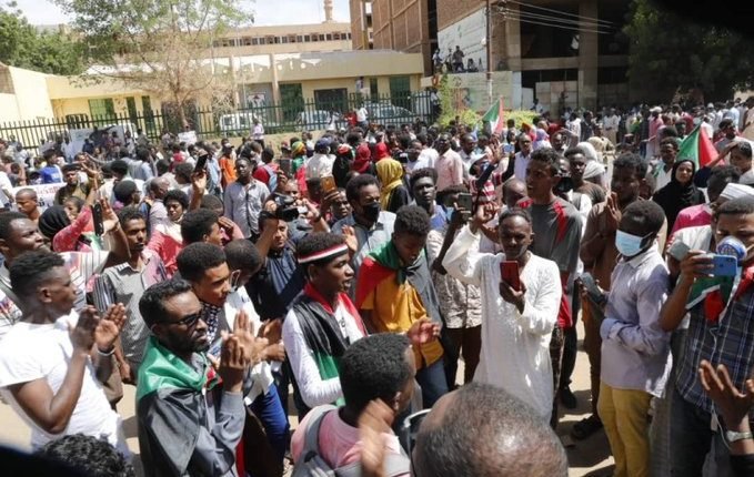 السودان: الشرطة تعلن وقوع اصابات في مواكب جرد الحساب وتكشف اسباب ومبررات استخدام الغاز المسيل للدموع