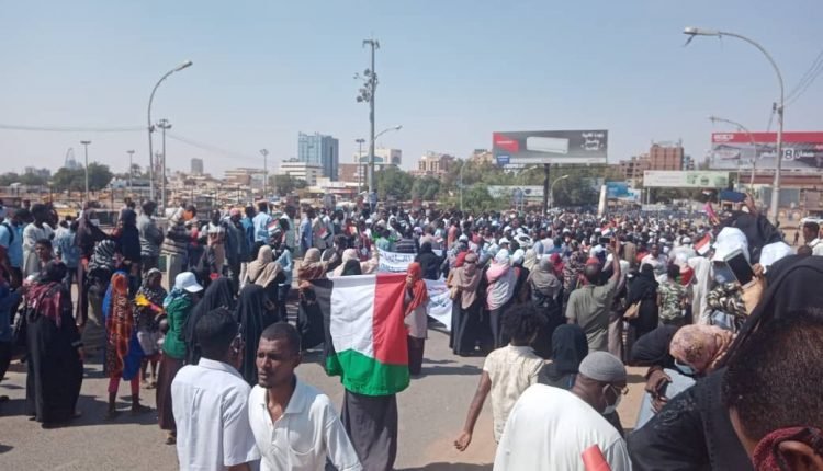 عاجل .. السودان بالفيديو : قوات امنية تطلق قنابل الغاز لتفريق متظاهرين واحتلال الثوار لموقف جاكسون ومتاريس على الطرق وهتافات تشق سماء الخرطوم