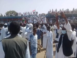 بالصور : سقوط جرحى في إطلاق الشرطة الرصاص على محتجين في بورتسودان ومسيرات في كسلا وحريق بسوق المدينة رفضا لقرار اقالة الوالي صالح عمار