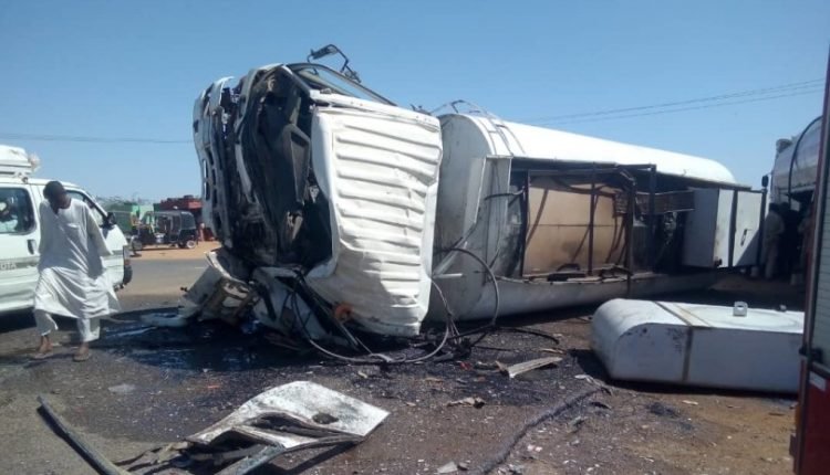 السودان : مصرع وإصابة 22 شخصا في حادث تصادم مروري مروع بين بص سفري وتانكر وقود