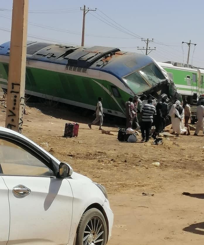 اصطدام قطار ركاب (الخرطوم - مدني) مع شاحنة نقل.. بالصور