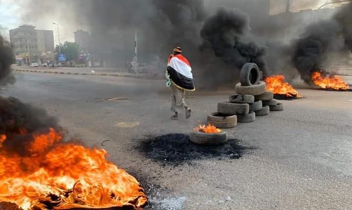 محتجون يغلقون جسرًا وشوارعاً رئيسية بالخرطوم بالمتاريس ويشعلون النيران في ذكرى فض اعتصام القيادة الثانية.. تصعيد ضد الحكومة  الانتقالية