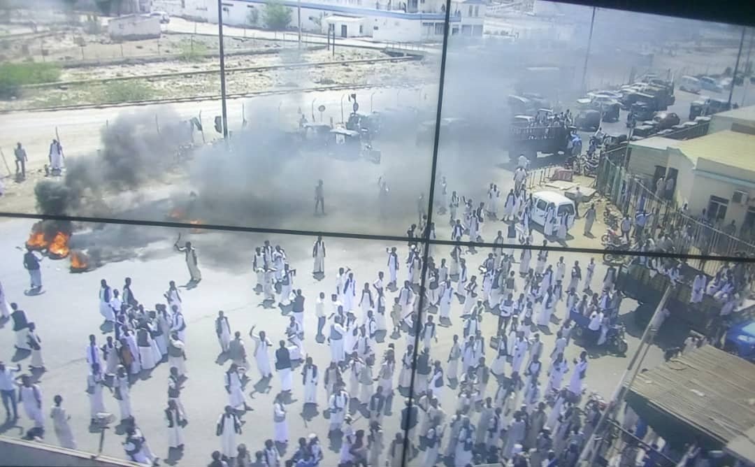 إغلاق مطار بورتسودان امام حركة الطيران بأمر ترك ومحتجون يحتلون المدرج رفضا لمسار شرق السودان
