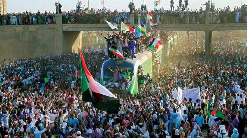 عاجل .. بالصور.. حشود ضخمة من المتظاهرين وسط الخرطوم وهتافات تطالب بالحكم المدني وفض الشراكة مع العسكريين