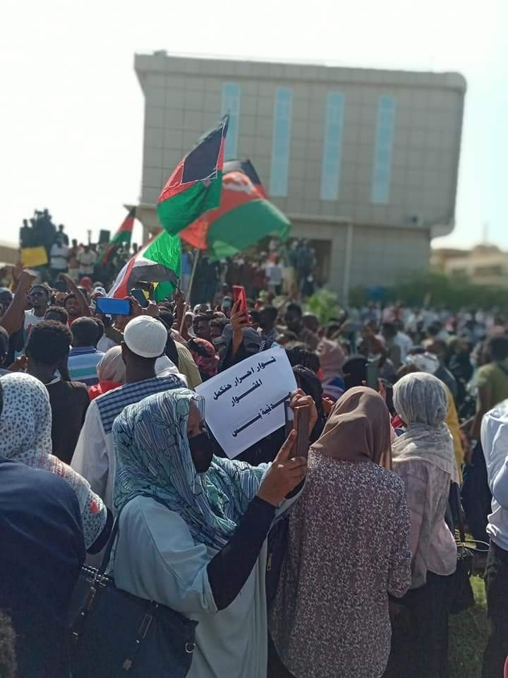 عاجل .. بالصور.. حشود ضخمة من المتظاهرين وسط الخرطوم وهتافات تطالب بالحكم المدني وفض الشراكة مع العسكريين
