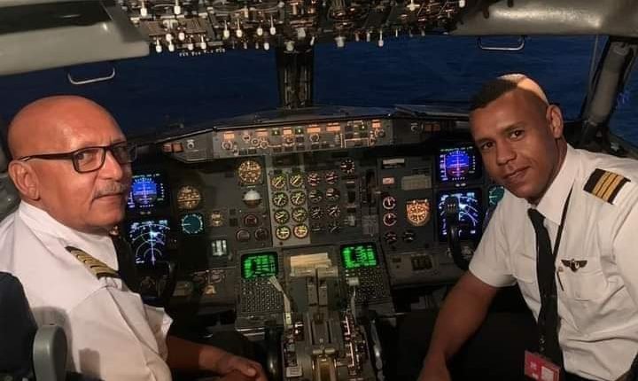 اب وابنه يقودان طائرة شركة (تاركو) إلى مدينة جدة.. حدث مثير