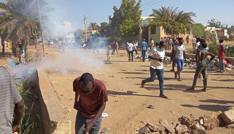 السودان.. الشرطة تعلن مقتل مواطن وإصابة العشرات من منسوبيها في مظاهرات 17 نوفمبر وتنفي استخدام الرصاص الحي