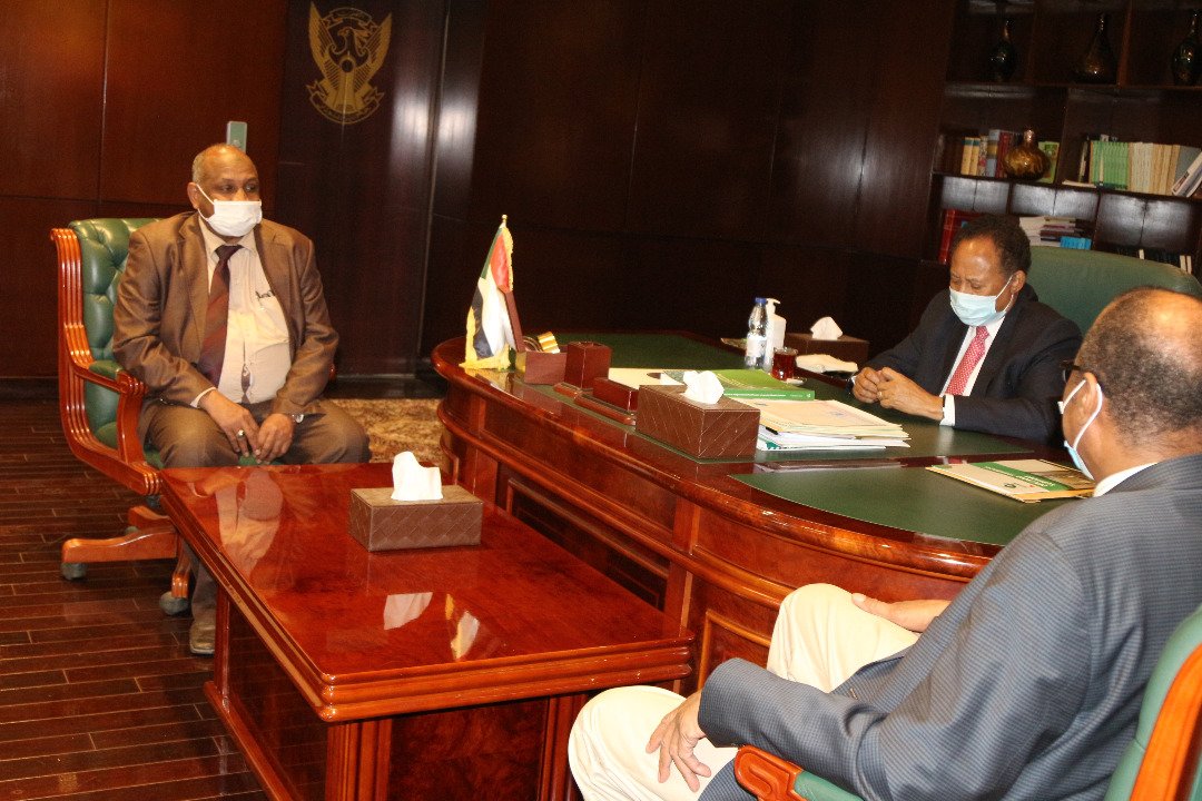 حمدوك يباشر مهامه في مجلس الوزراء بعد عودته باتفاق مع البرهان (صور)