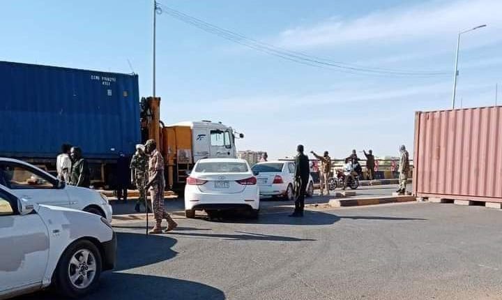 السودان : السلطات تغلق جسوراً بالخرطوم ومحيط قيادة الجيش ولجان المقاومة تكشف وجهة تظاهرات 17 يوليو