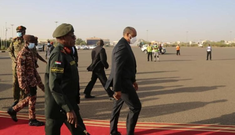 البرهان يغادر إلى كمبالا في زيارة رسمية