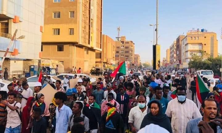 بالفيديو .. في ذكرى مجزرة فض الاعتصام: القوات الأمنية تعيد الكرّة بقمع المتظاهرين الصائمين بقنابل الغاز الكثيفة بالخرطوم