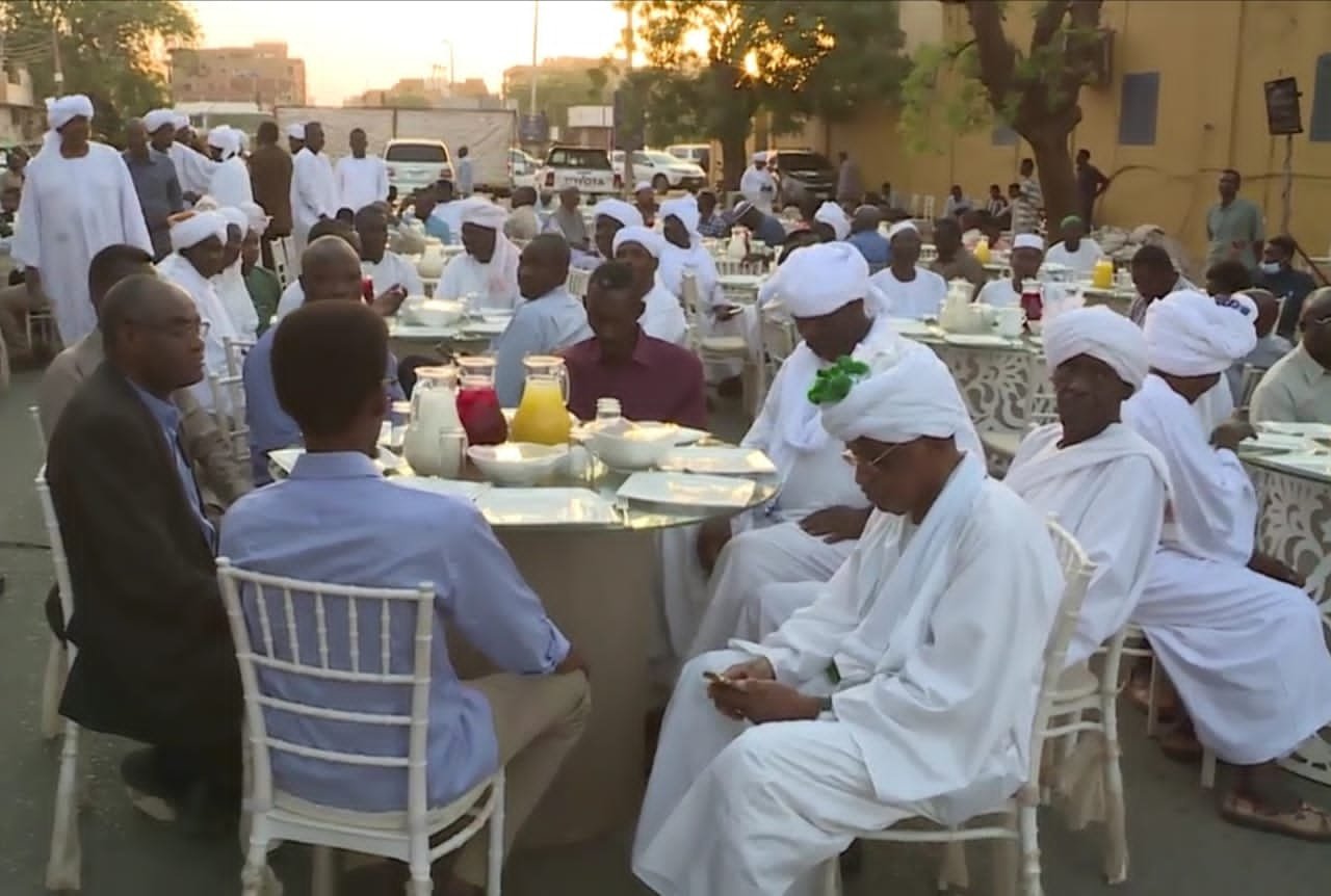 بالصور.. في مائدة افطار رمضانية حضرها حميدتي وكباشي وفولكر واعضاء مجلس السيادة.. الطاهر حجر يوجه دعوة بشأن مبادرات حل الازمة