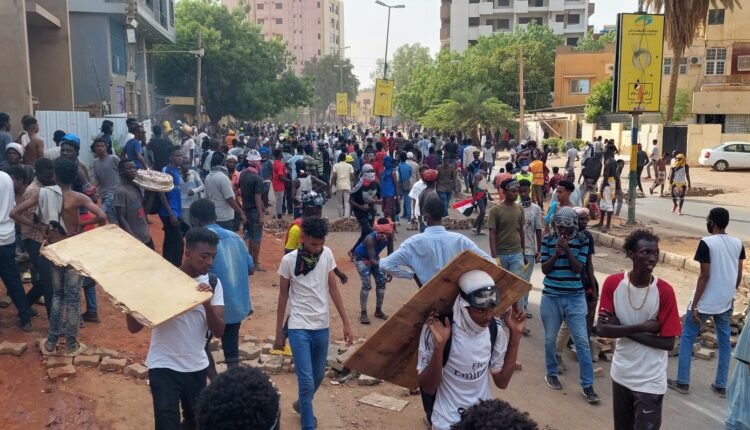 السودان: قمع بالقوات الامنية و اصابات خطرة في مواكب متجهة الى القصر ودعوى عاجلة للثوار