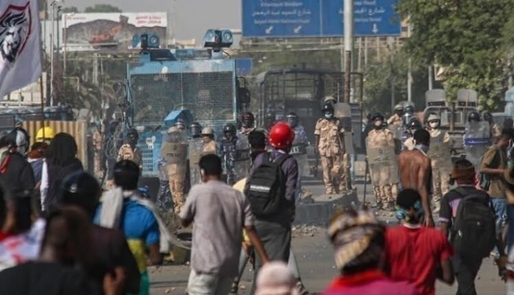 أطباء السودان تكشف عن دهس بسيارات القوات الامنية وعشرات الاصابات الخطيرة وسط المتظاهرين