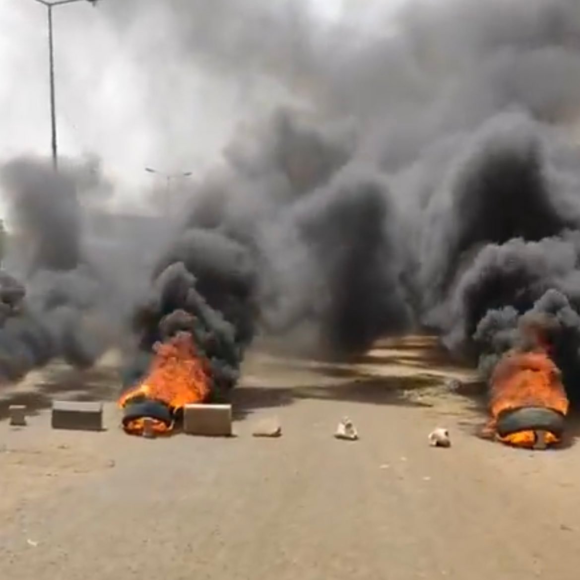 السودان.. بالصورة.. إغلاق شارع المطار بالخرطوم