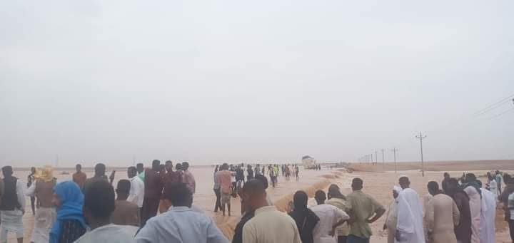 بالصورة.. السيول تجرف طريق قومي مهم في السودان وتوقف حركة المرور