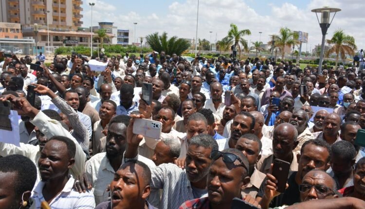 العاملون بقطاع الكهرباء يعلنون الدخول في إضراب شامل وتوقعات باظلام تام في السودان
