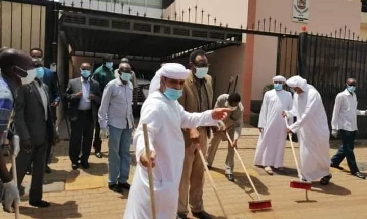 سفير أجنبي يقوم بحملة نظافة في الخرطوم