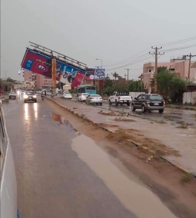 أمطار غزيرة تضرب الخرطوم وسقوط لوحات إعلانية في الشوارع