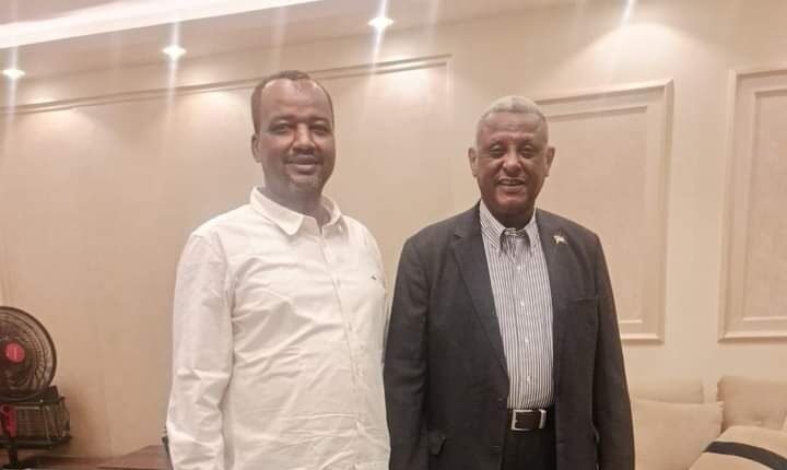 سخط وسط أعضاء المؤتمر السوداني بسبب صورة جمعت ياسر العطا وقيادي بالحزب يعتذر