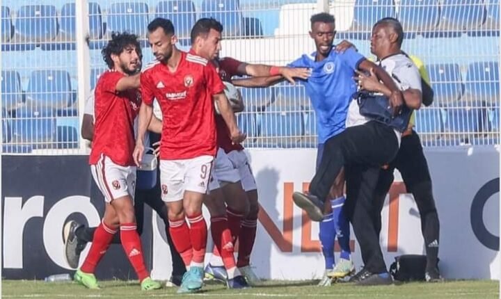 عقوبات منتظرة ضد حارس الأهلي المصري بسبب طبيب الهلال