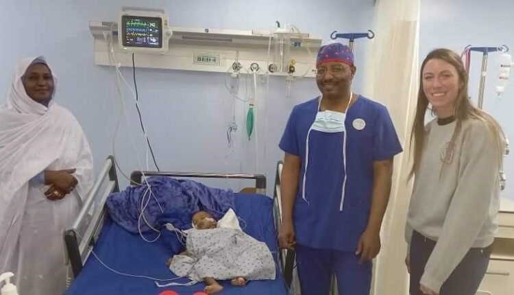 فريق طبي أجنبي يجري 700 عملية قلب مفتوح للأطفال بالسودان