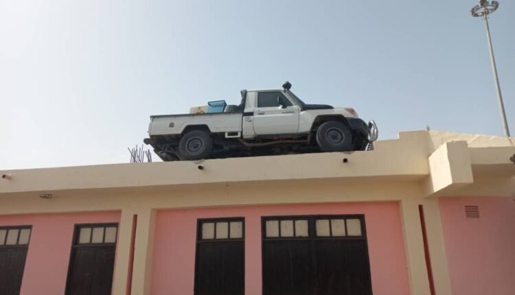 السودان.. حجز سيارة مخالفة تتبع لشرطة الجمارك على سطح مبنى
