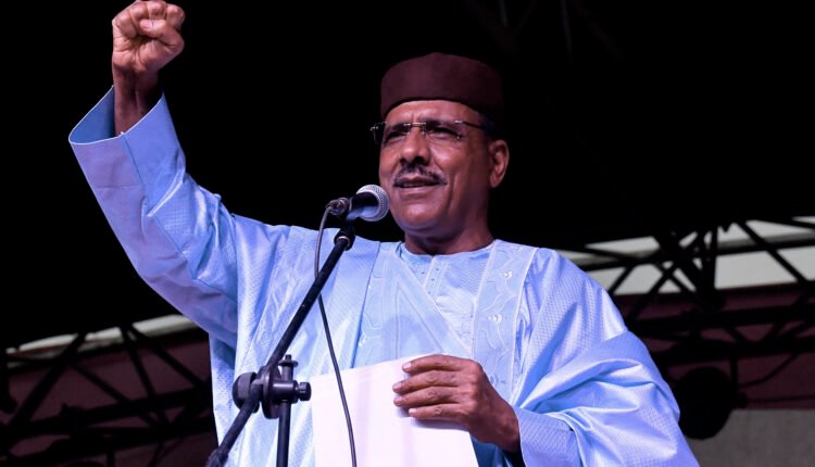 أول تصريحات لرئيس النيجر بعد عزله بواسطة الجيش
