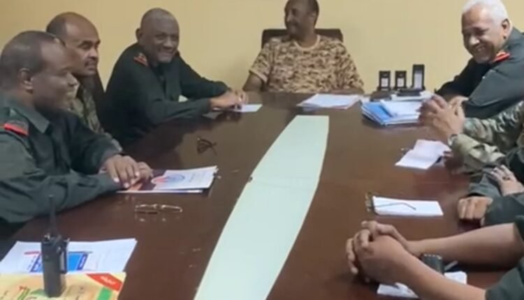 ظهور جديد للبرهان وهو يترأس اجتماعا للقيادة العسكرية للجيش السوداني