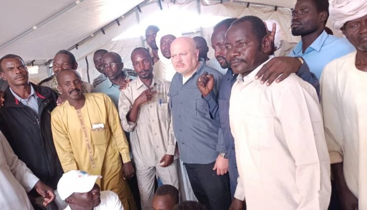 أول صورة لكريم خان مدعي الجنائية الدولية وسط اللاجئين السودانيين