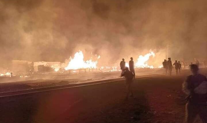 السودان: قتلى وحرائق ضخمة في قصف للطيران الحربي التابع للجيش السوداني على مواقع للدعم السريع في الضعين”فيديو”