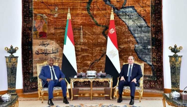 تفاصيل مباحثات بين البرهان والسيسي وتوجيهات عاجلة بشأن السودانيين المقيمين في مصر