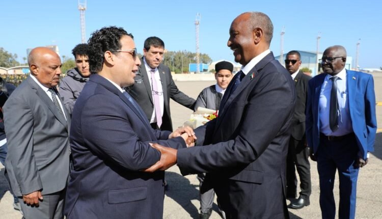 استقبال رسمي لـ”البرهان” في ليبيا