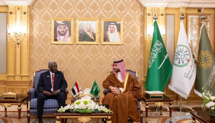 تفاصيل لقاء بين وزيري الدفاع السوداني والسعودي