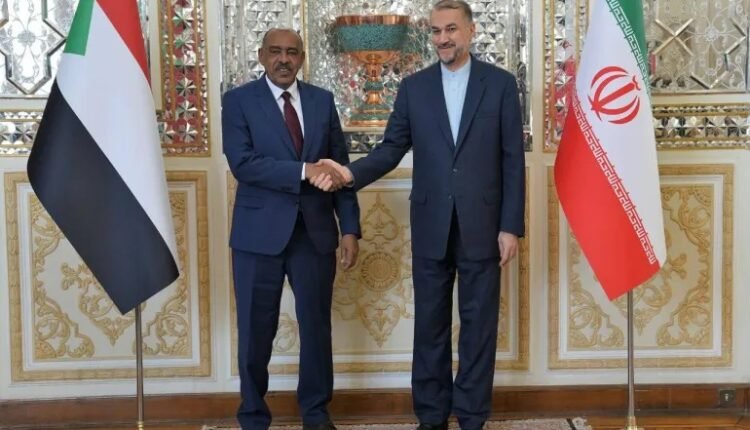 وزير الخارجية السوداني يصل إيران في أول زيارة منذ 7 سنوات