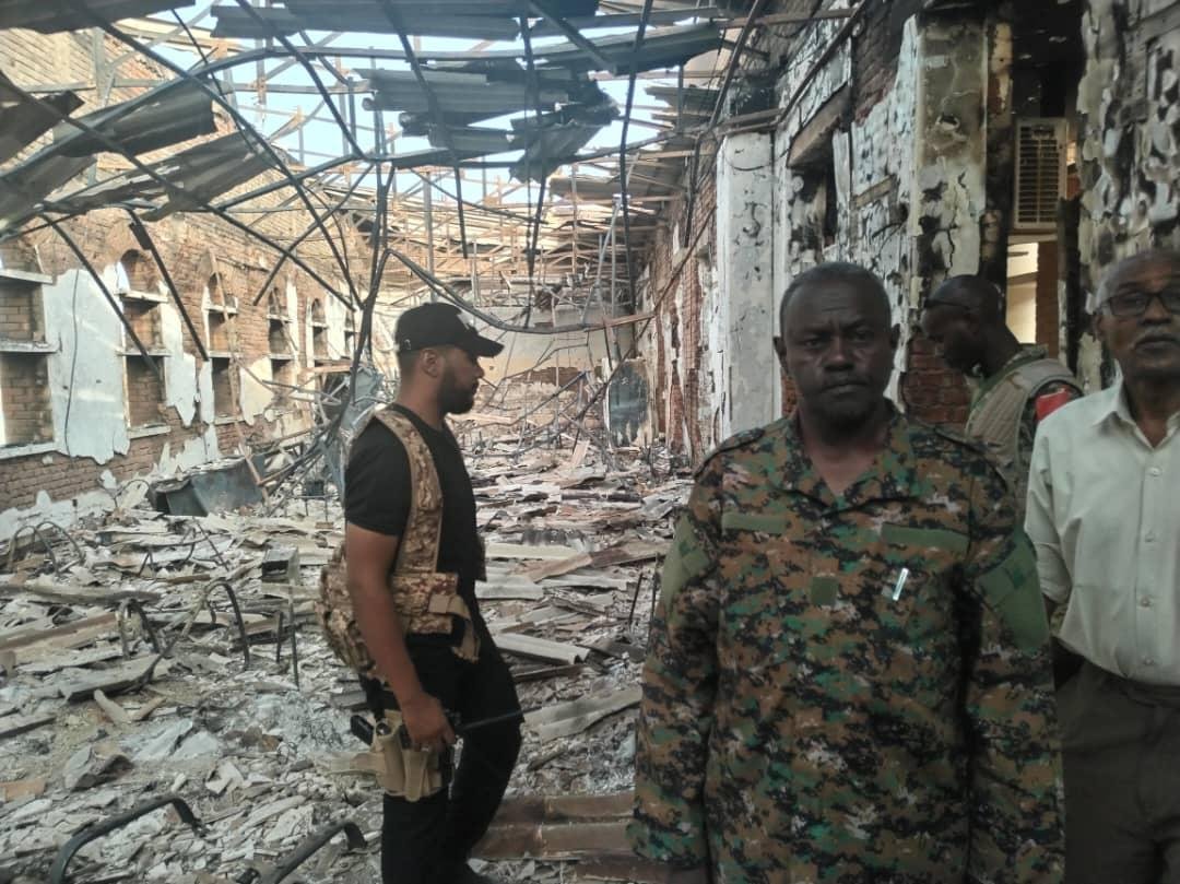 بالفيديو: الجيش السوداني يسحب مركبات مدمرة لقوات الدعم السريع من شوارع أم درمان تمهيداً لعودة المواطنين وتخريب كبير في مبنى حكومي كبير