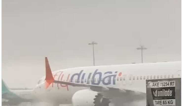مطار دبي يغرق بالسيول ومشاهد لهبوط طائرة ركاب وسط الأمطار الغزيرة