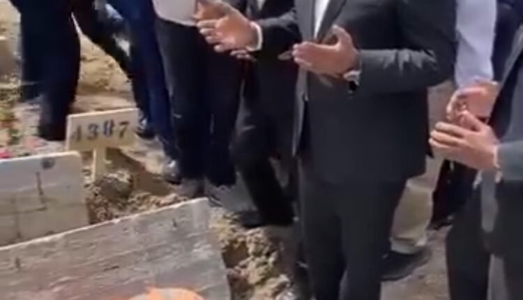 بالفيديو.. البرهان يشيع جثمان نجله بحضور رسمي في مقابر بتركيا ويتلقى العزاء