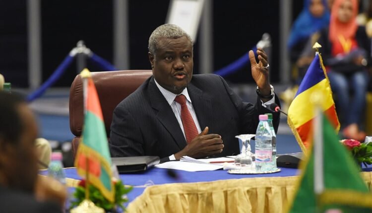 رئيس مفوضية الاتحاد الإفريقي يضع طلبًا على طاولة” البرهان وحميدتي”