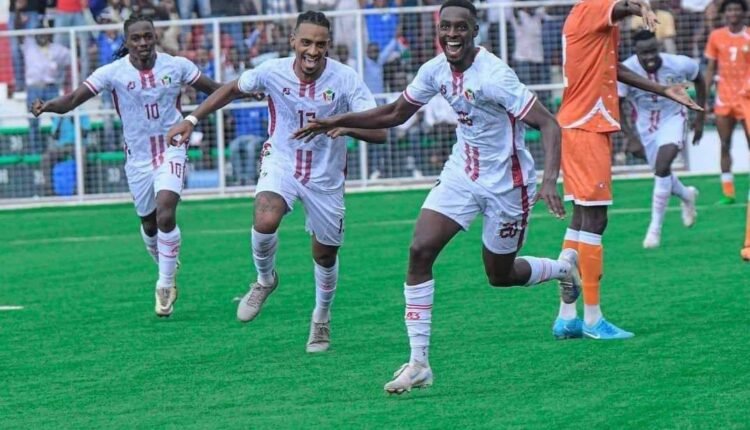 منتخب السودان يقتلع بطاقة العبور الى كأس أمم إفريقيا من أنغولا .. صقور الجديان يكتبون التاريخ ويصنعون الفرح رغم آلام الحرب ولاعب يلوح بإشارة للبرهان