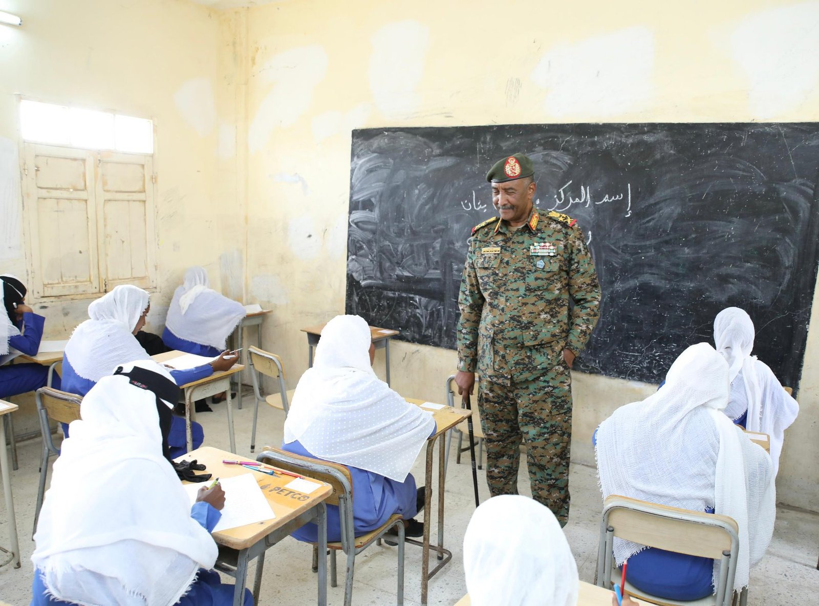 الشهادة السودانية تحت وطأة الحرب.. إمتحان حياة أو موت البرهان يبث تطمينات وعقار يتحدث عن ظروف استثنائية ويتأسف